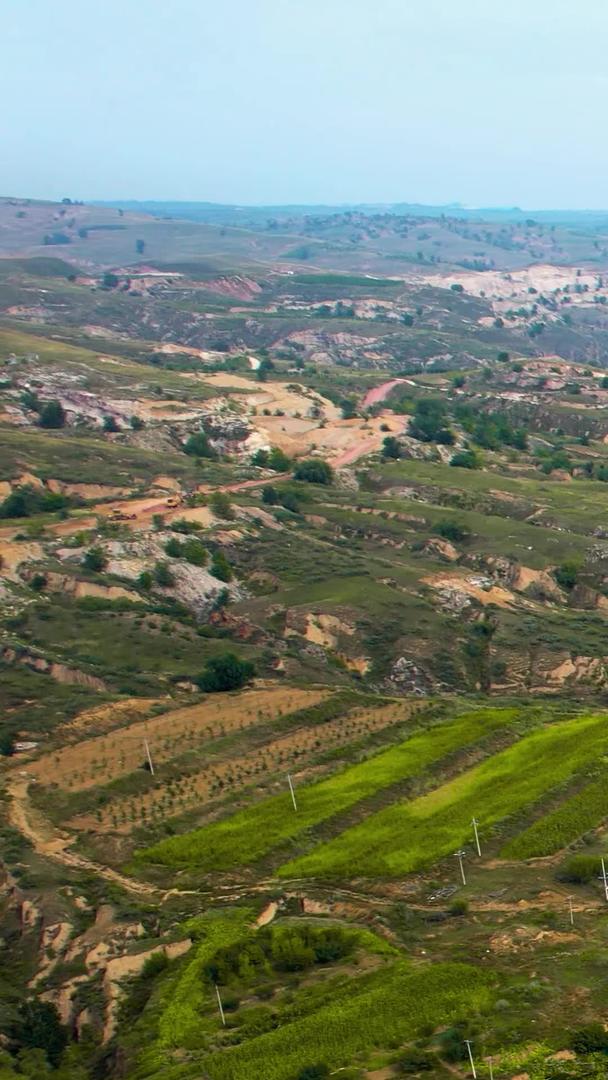 陕北黄土高坡上的黄河大峡谷和两岸的农田和村庄5k航拍视频的预览图