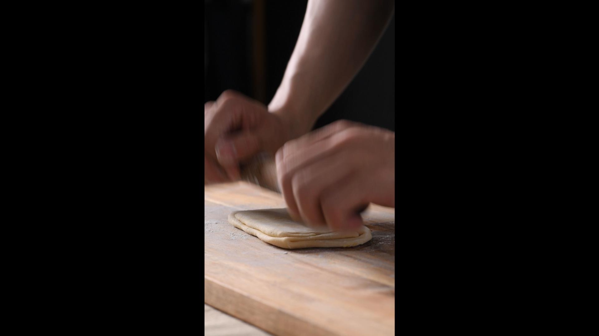 竖屏4k蛋挞皮擀制视频的预览图