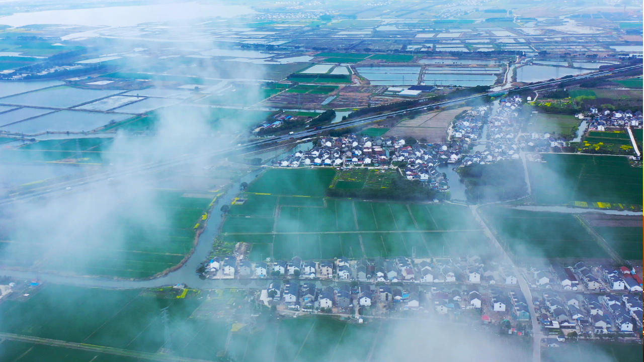 4K云层下的江南田野视频的预览图