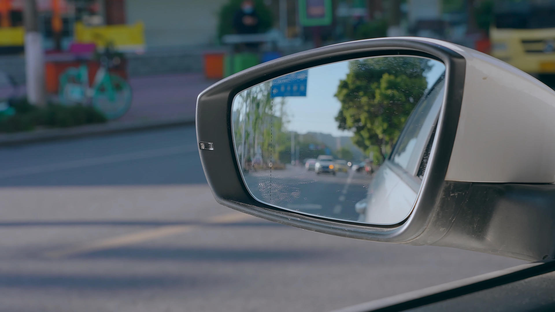 4K司机开车汽车反光镜里的景色实拍视频的预览图