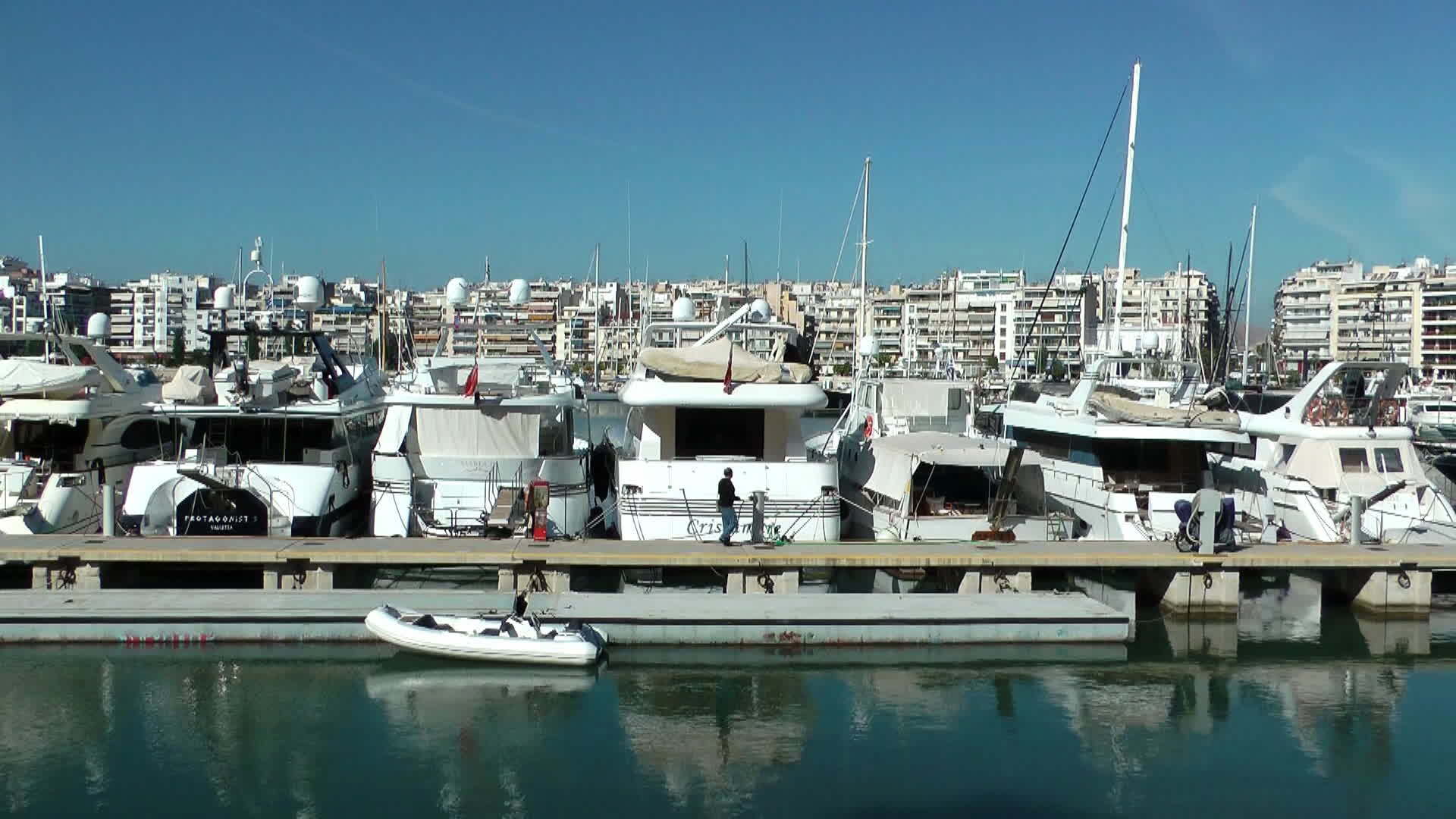 piraeus小港口游艇视频的预览图