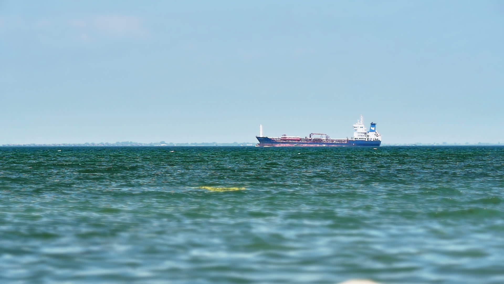 油轮驶往公海视频的预览图