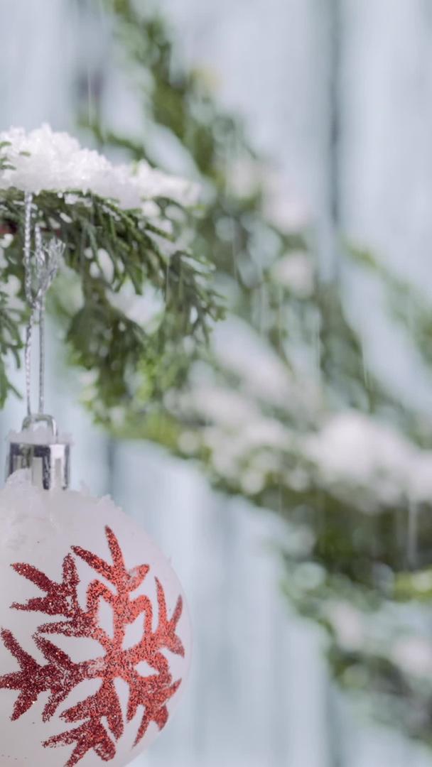 雪中松树林圣诞装饰球节日视频的预览图