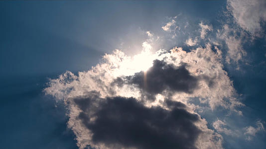 4k多云天气拨云见日延时摄影视频的预览图