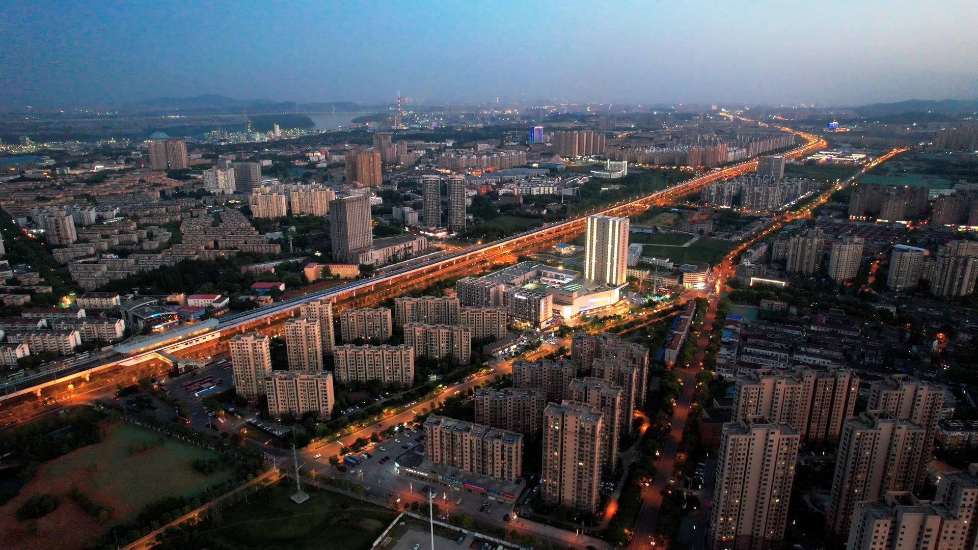 4K航拍南京城市天际线江北新区视频的预览图