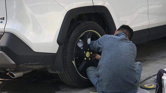 汽车维修站换轮胎的师傅4k素材视频的预览图