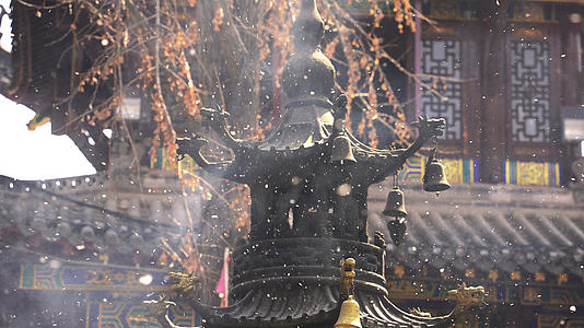 慢镜头升格拍摄清明节寺庙民俗祭祀上香炉4k素材视频的预览图