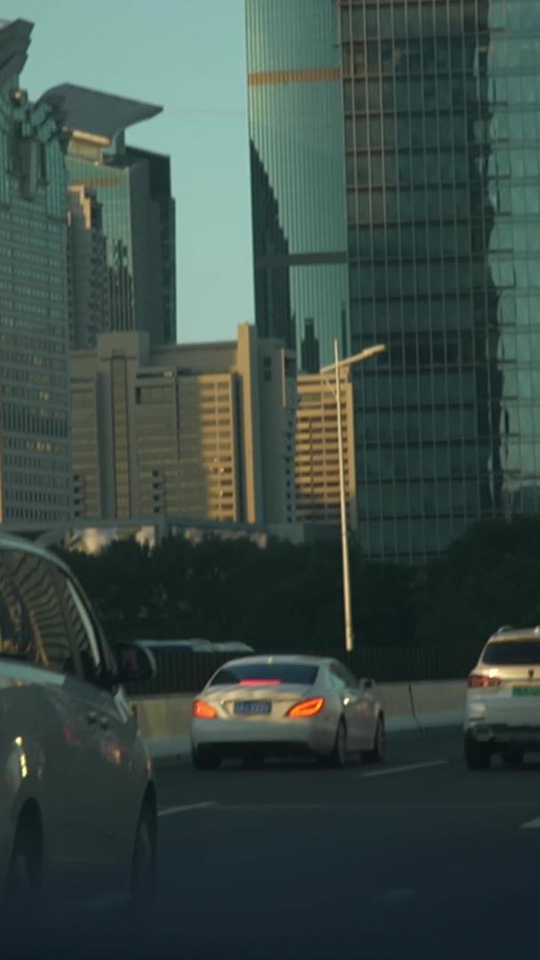 交通实拍在上海高架桥上视频的预览图