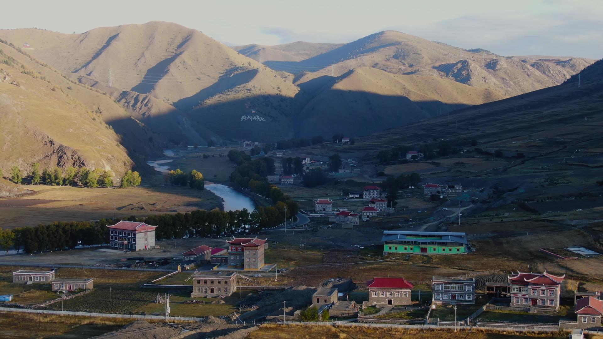川西高原藏田园式村落航拍视频视频的预览图