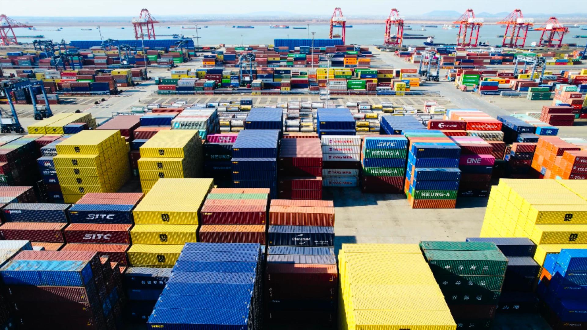 4K航拍南京龙潭港口物流码头集装箱视频的预览图