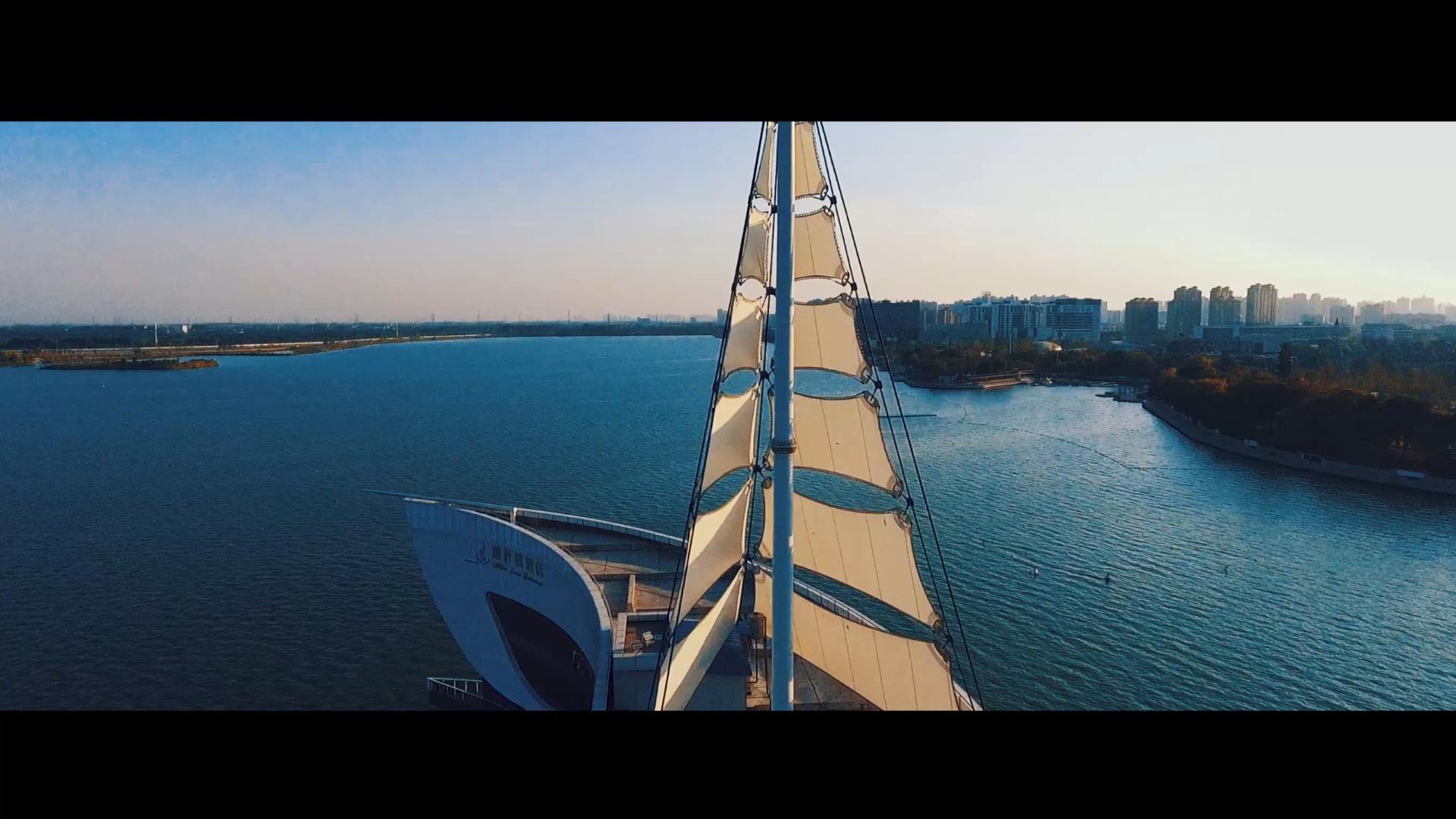 航拍常德柳叶湖帆船中心视频的预览图