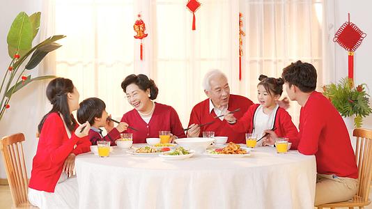 4k春节一家人吃年夜饭视频的预览图