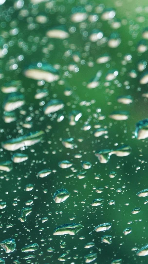 雨天雨滴玻璃上唯美的水滴视频的预览图
