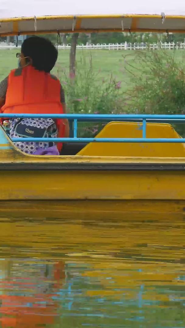 在公园里划船的人视频的预览图