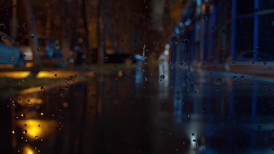 雨天玻璃窗夜灯视频的预览图