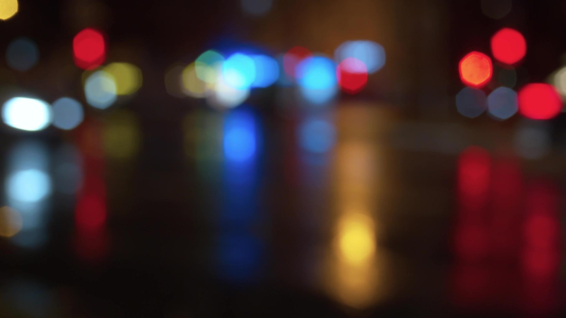 城市夜间交通灯下雨的城市视频的预览图