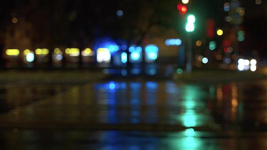 城市夜间交通灯下雨视频的预览图