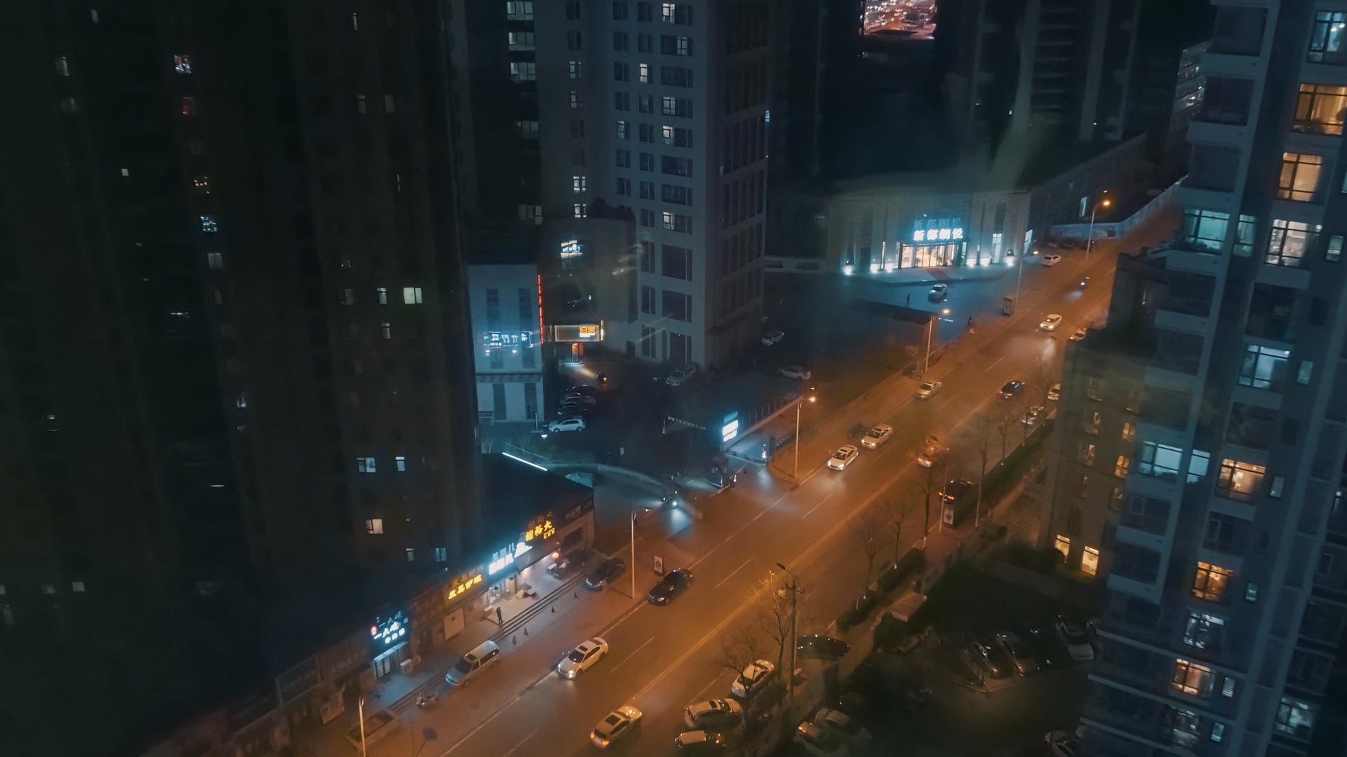 4k实拍夜晚城市高楼俯视车流延时摄影视频的预览图