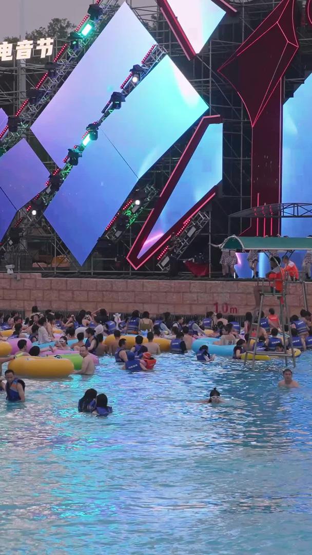 城市夏季娱乐现场游泳池冲浪戏水观看音乐节表演材料材料视频的预览图