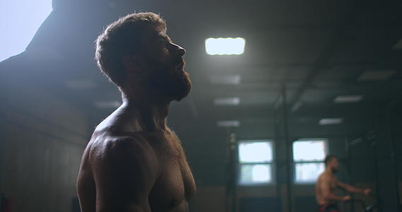 运动后放松深呼吸体操中疲惫的男人在健身房出汗视频的预览图
