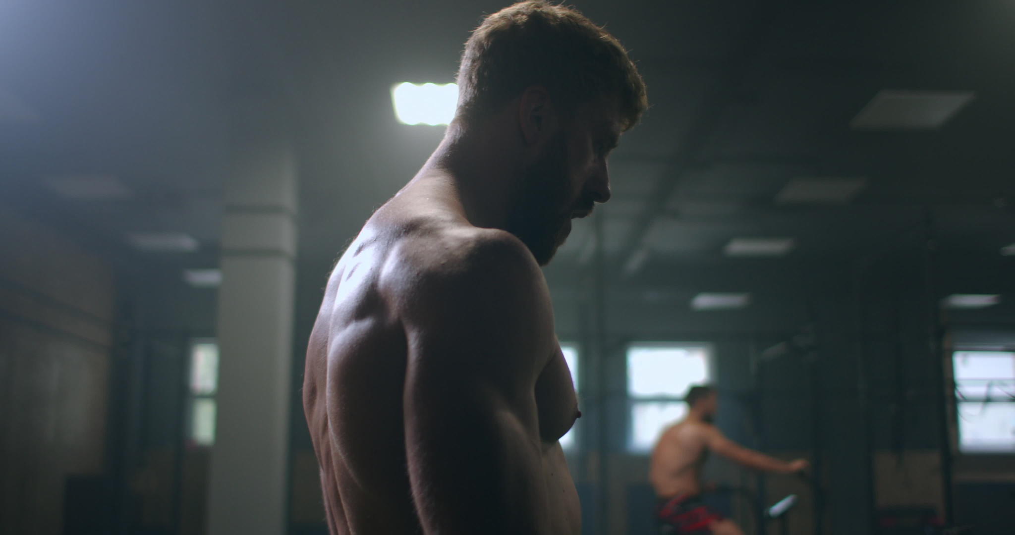 专注于健身房的男人正准备在健身房训练一名职业运动员视频的预览图