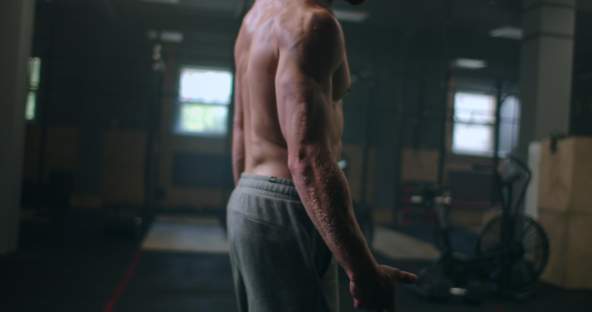 一名男子在健身房准备锻炼视频的预览图
