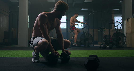 一名男性健美运动员经过循环锻炼后坐在健身房视频的预览图