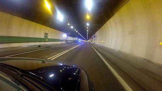第一视角车在蒙白隧道下行驶视频的预览图