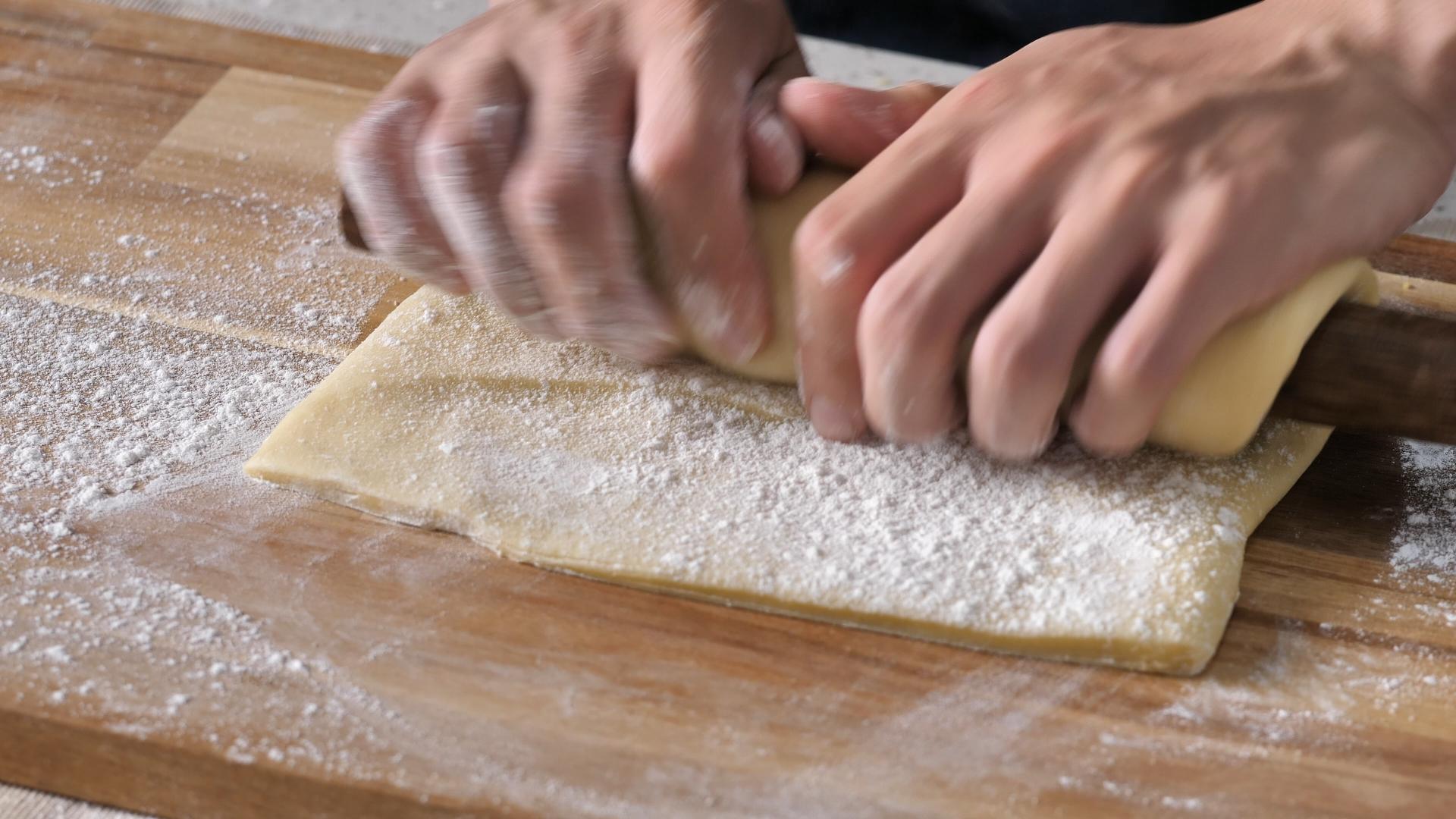 蛋挞制作撒粉擀皮视频的预览图