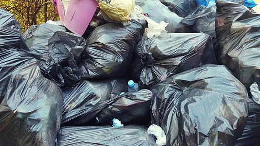 垃圾袋垃圾堆自然污染视频的预览图