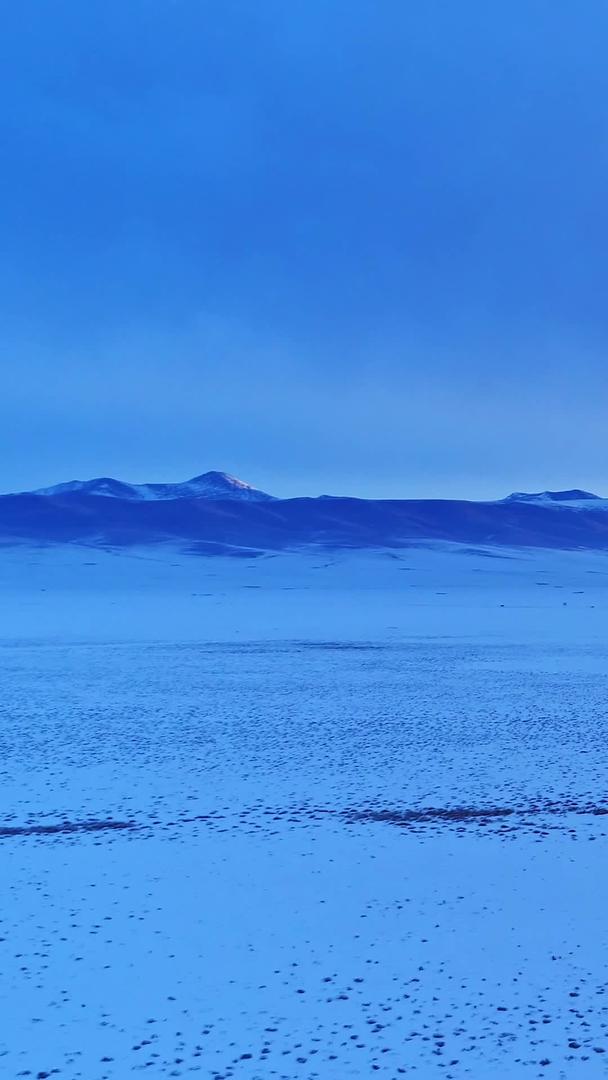 清晨雪山雪景航拍视频的预览图