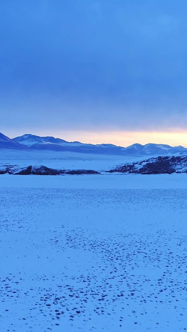清晨雪山雪景航拍视频的预览图