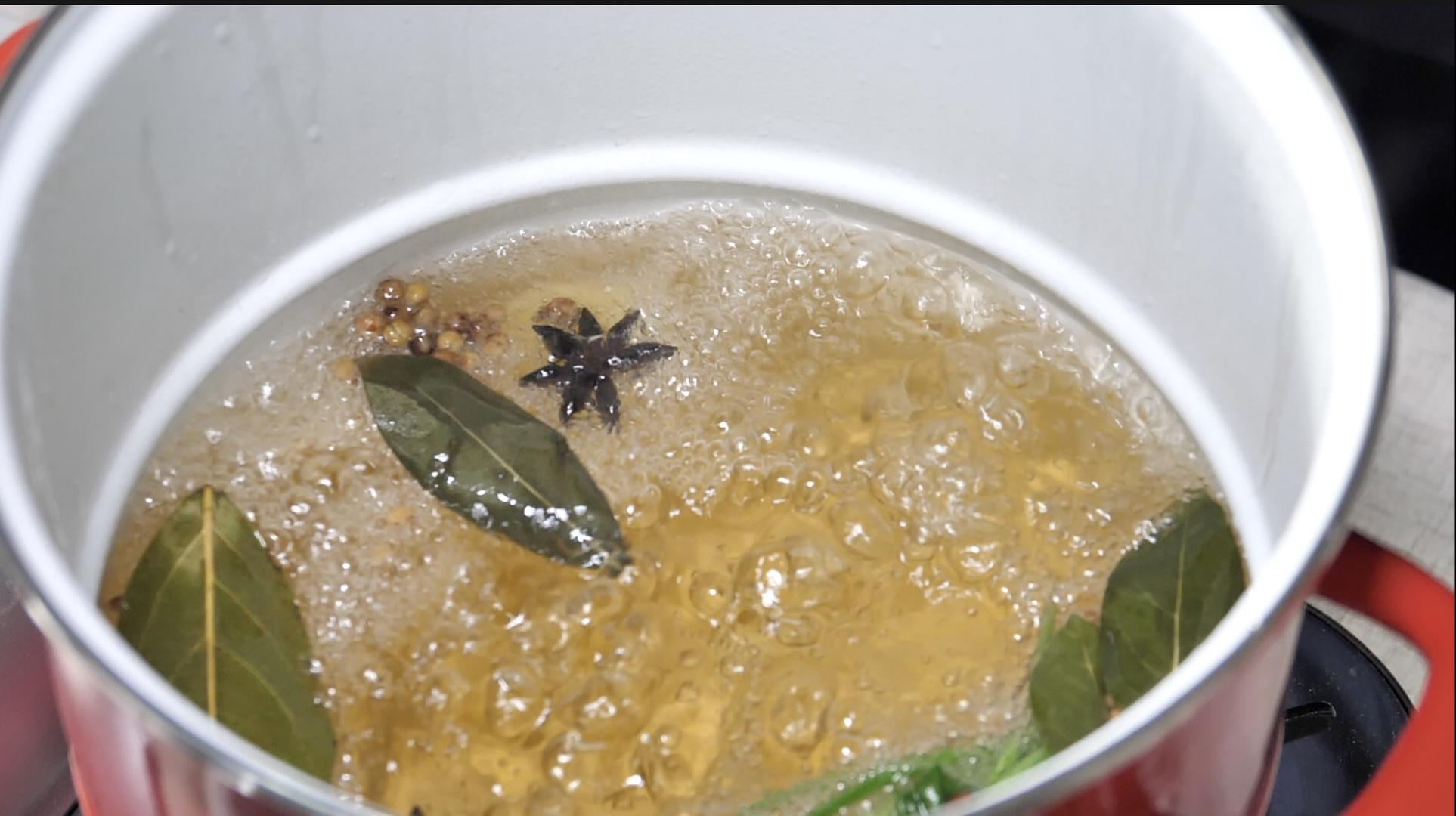 冰镇小龙虾浸泡卤汁120帧升格实拍视频的预览图