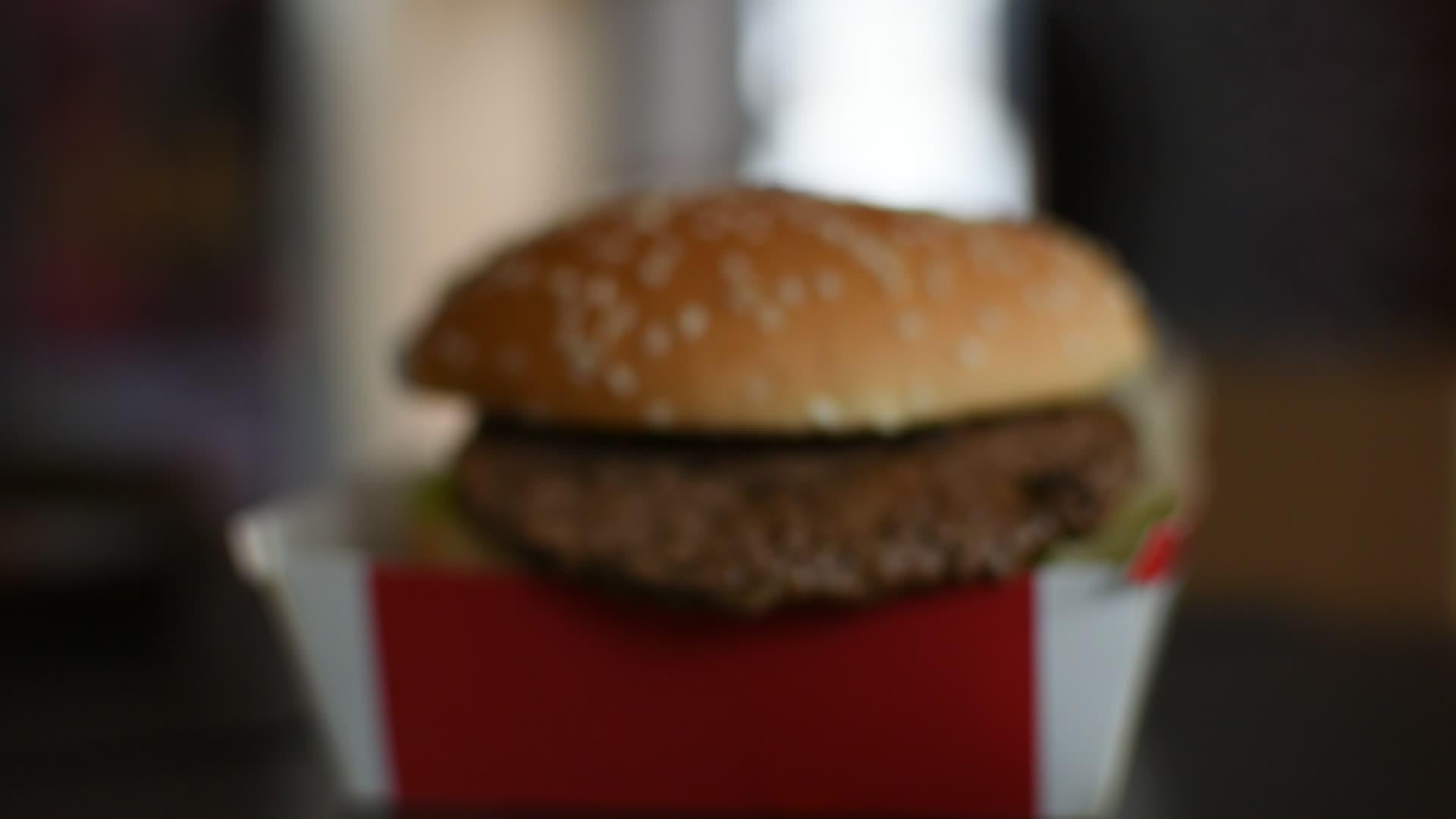 汉堡包装在快餐的白纸盒里视频的预览图