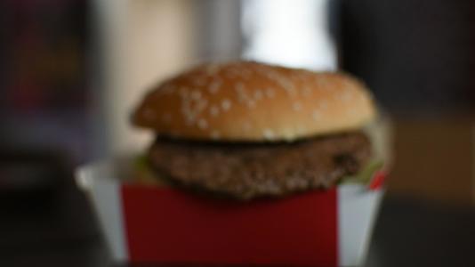 汉堡包装在快餐的白纸盒里视频的预览图