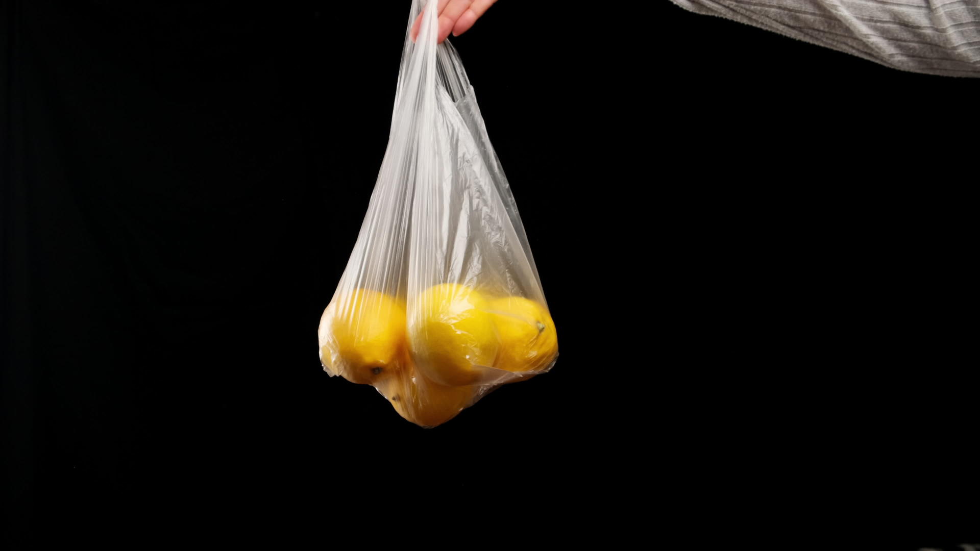 一个透明的塑料袋里装满了黄柠檬视频的预览图