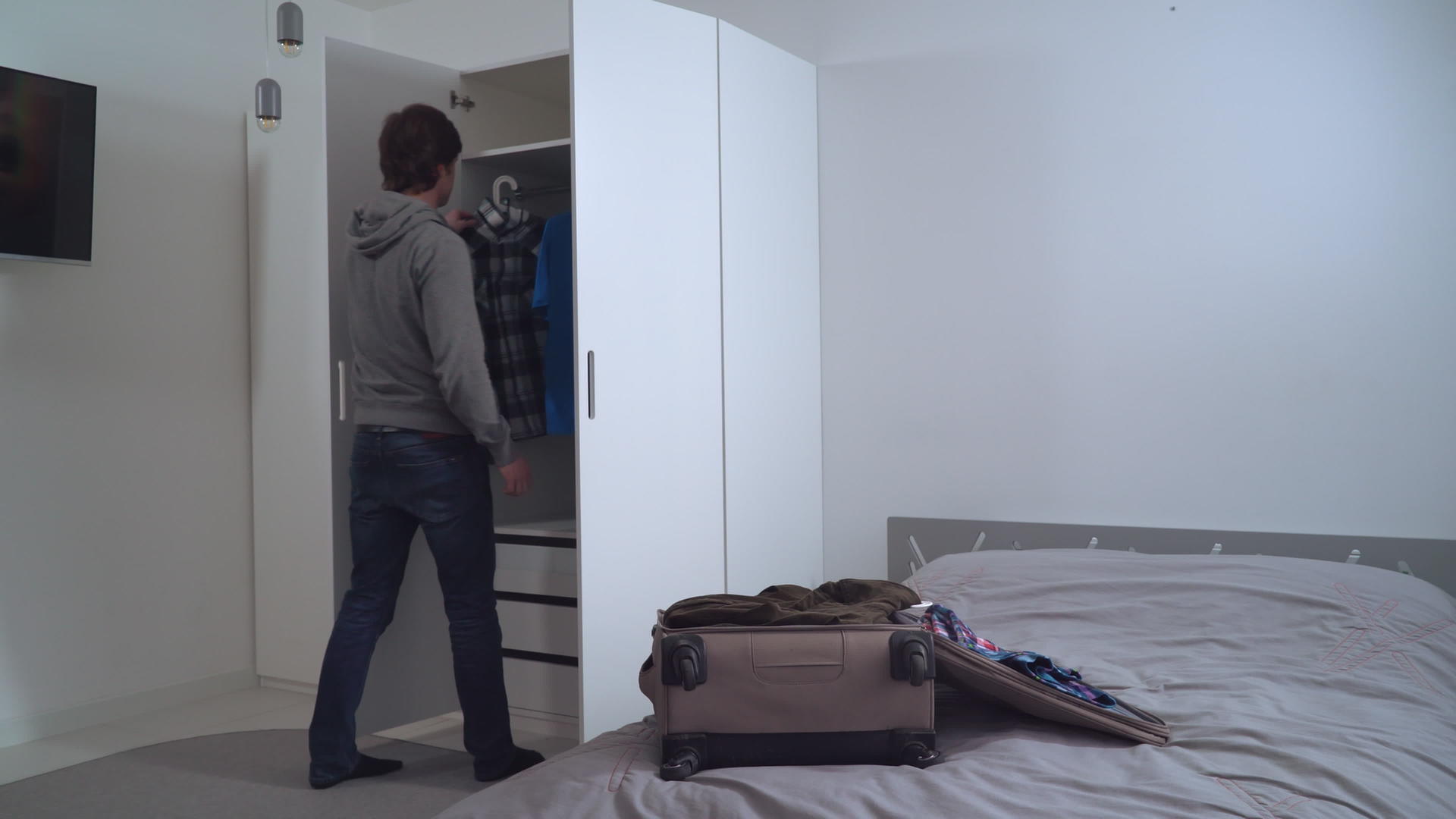 男人把衣服放在卧室的包里视频的预览图