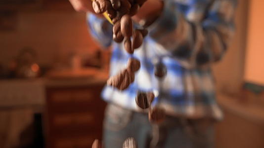 把咖啡豆倒在桌子上视频的预览图