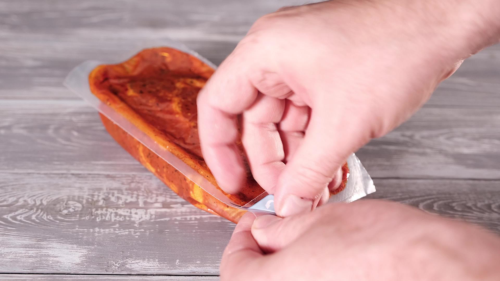 用西红柿蛋黄酱的肉打开包装做烤架视频的预览图