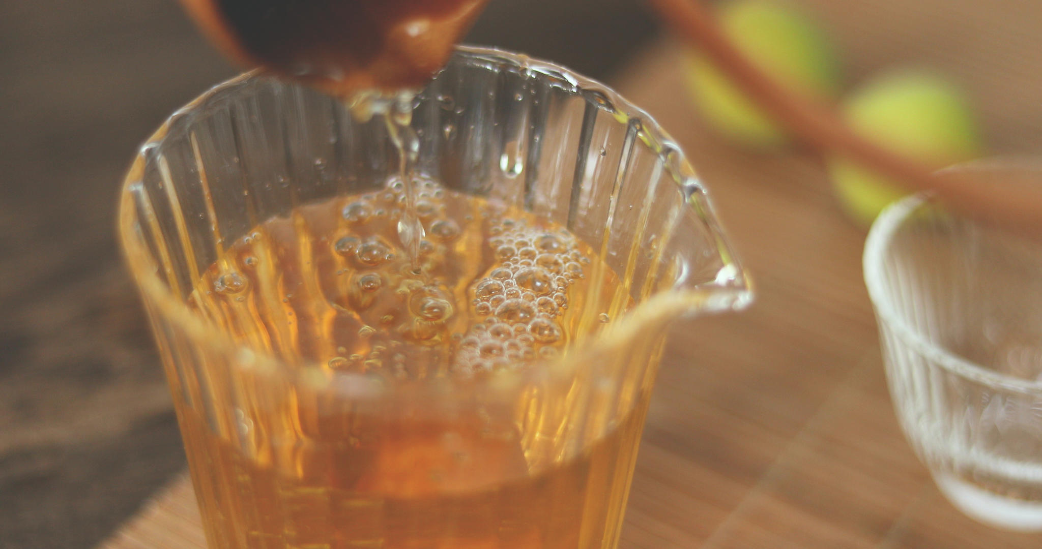 4k青梅酒制作与品酒-23-酿好的梅酒倒入公道杯视频的预览图