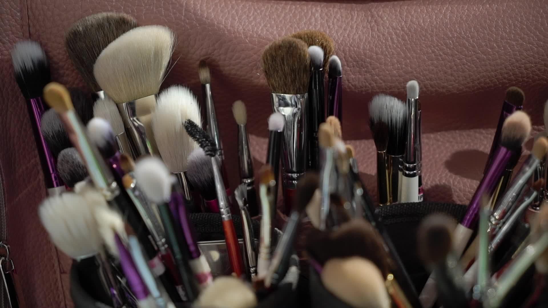 为化妆艺术家准备专业的化妆刷视频的预览图