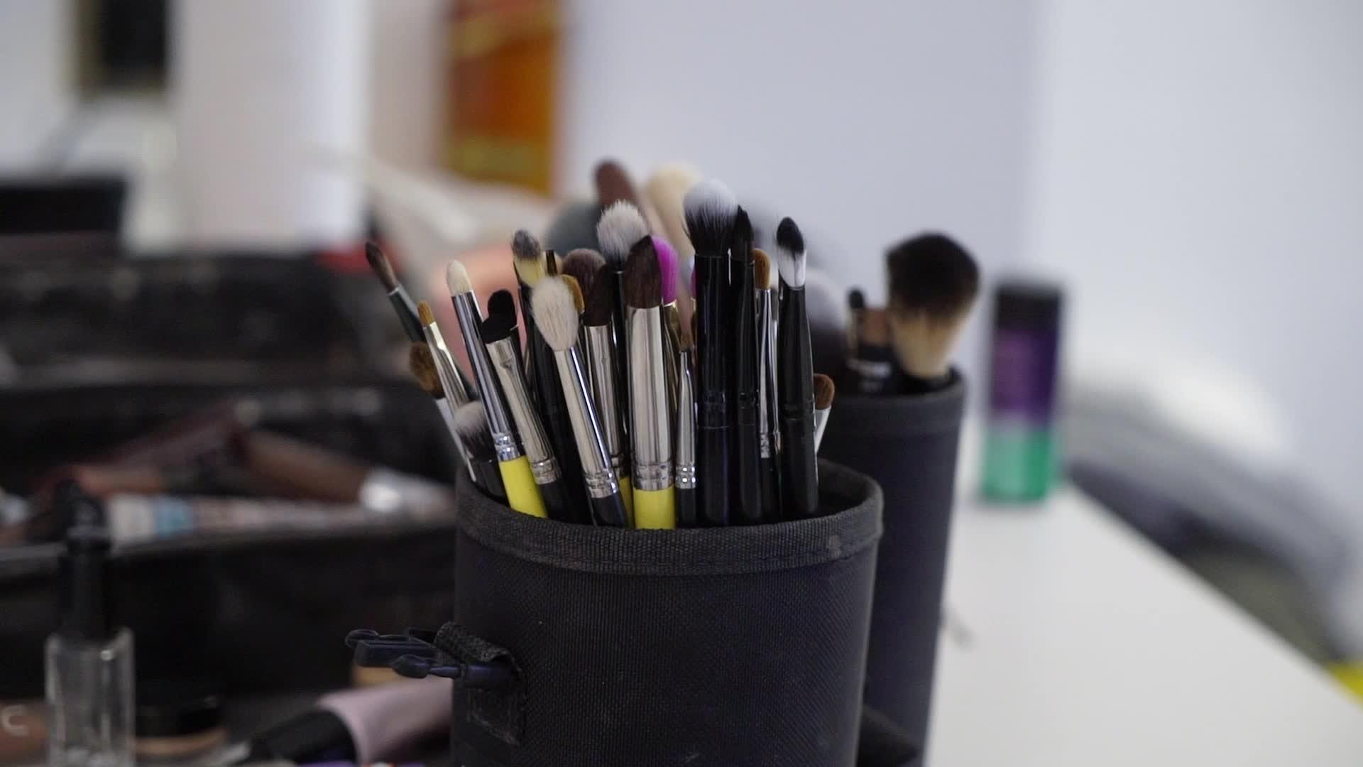 为化妆艺术家准备专业化妆套装视频的预览图