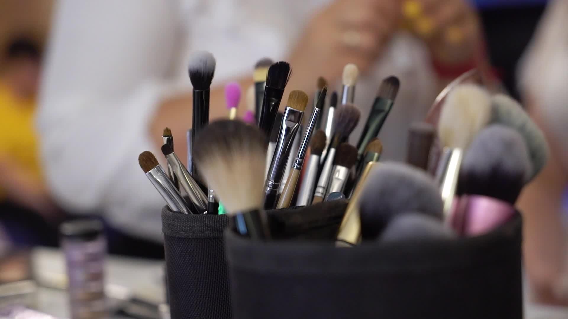 为化妆艺术家准备的专业化妆刷套装视频的预览图