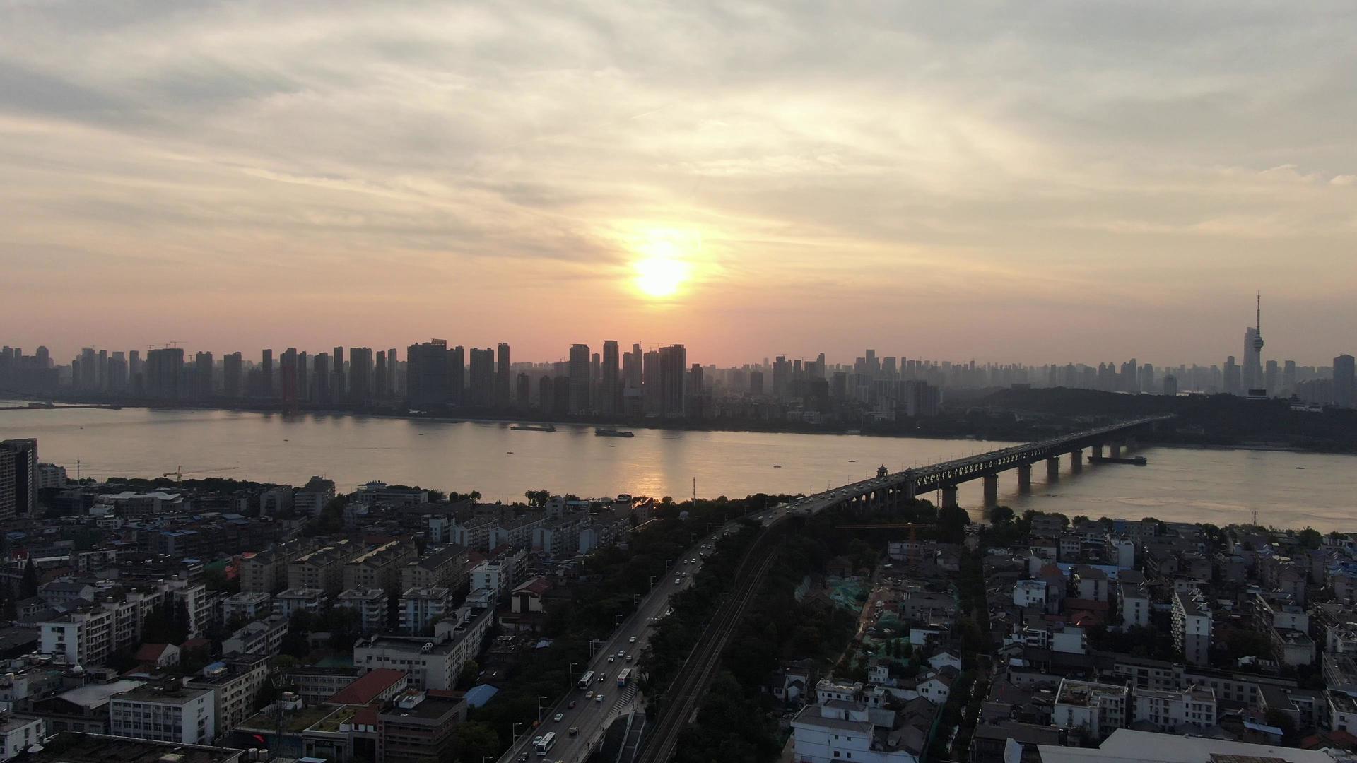 航拍武汉长江大桥日落晚霞夕阳视频的预览图
