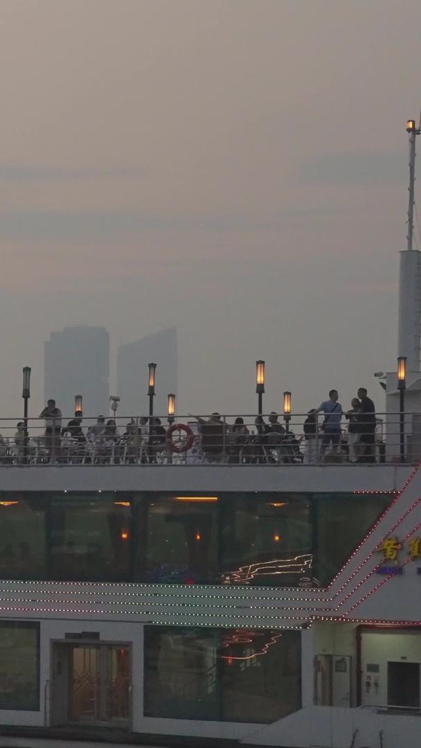 游轮在长江旅游的慢动作升级拍摄素材视频的预览图