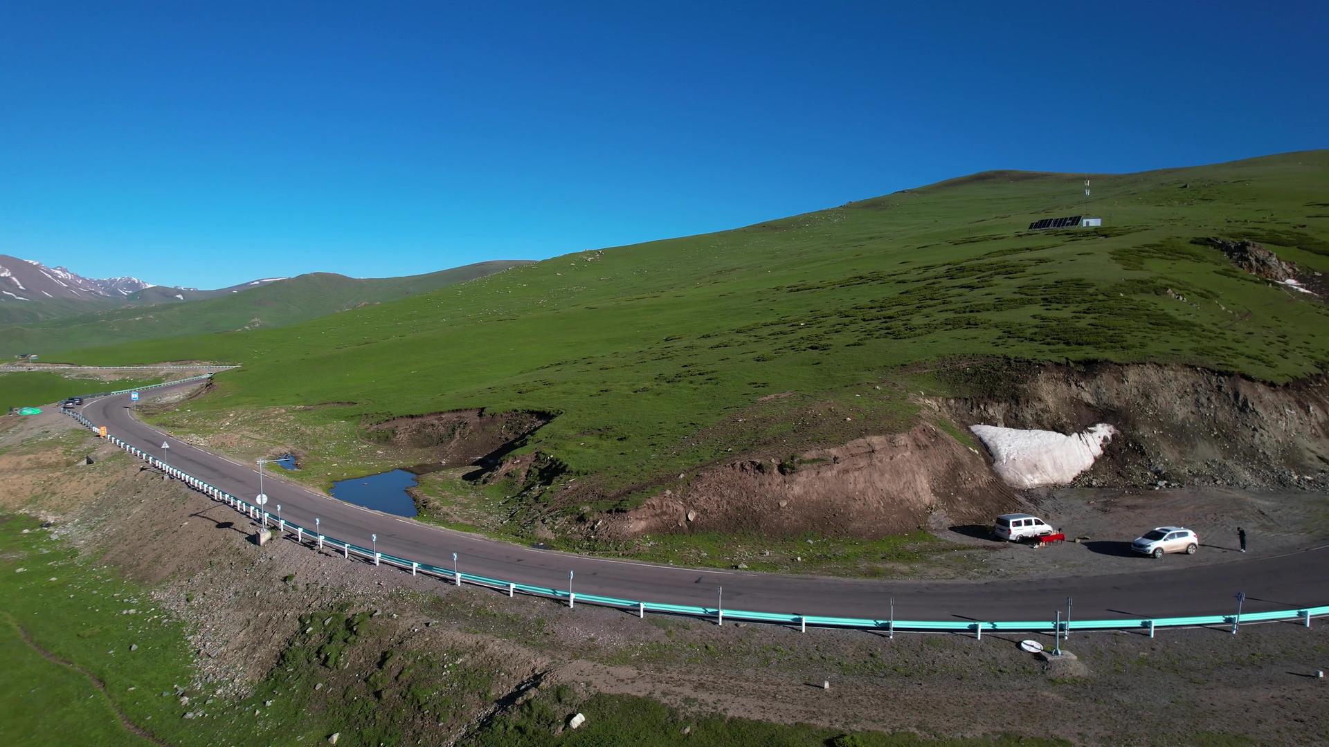 航拍群山山脉中穿行的独库公路视频视频的预览图