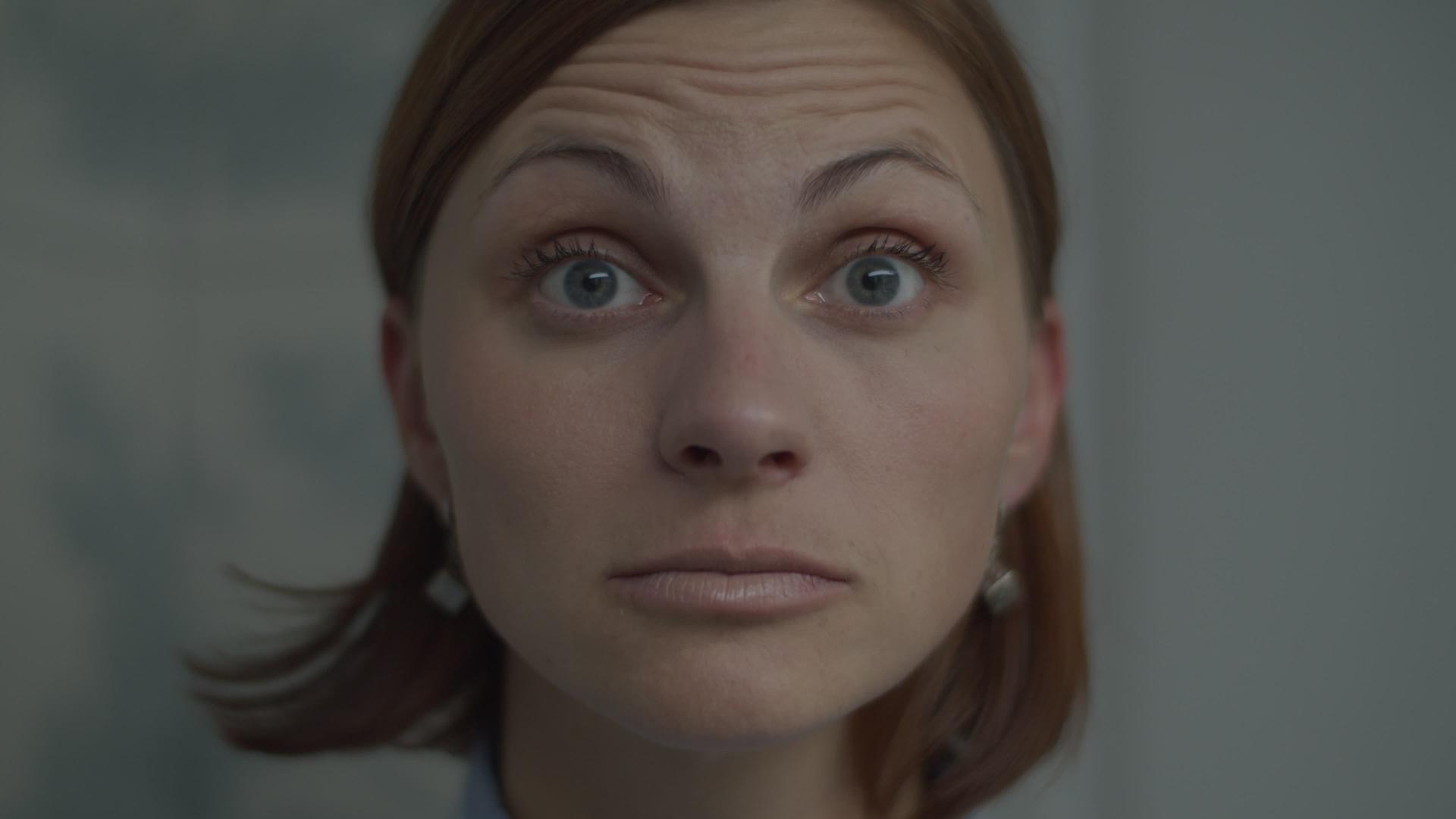 三十多岁的成年女性看着额头和脸颊上的皱纹视频的预览图