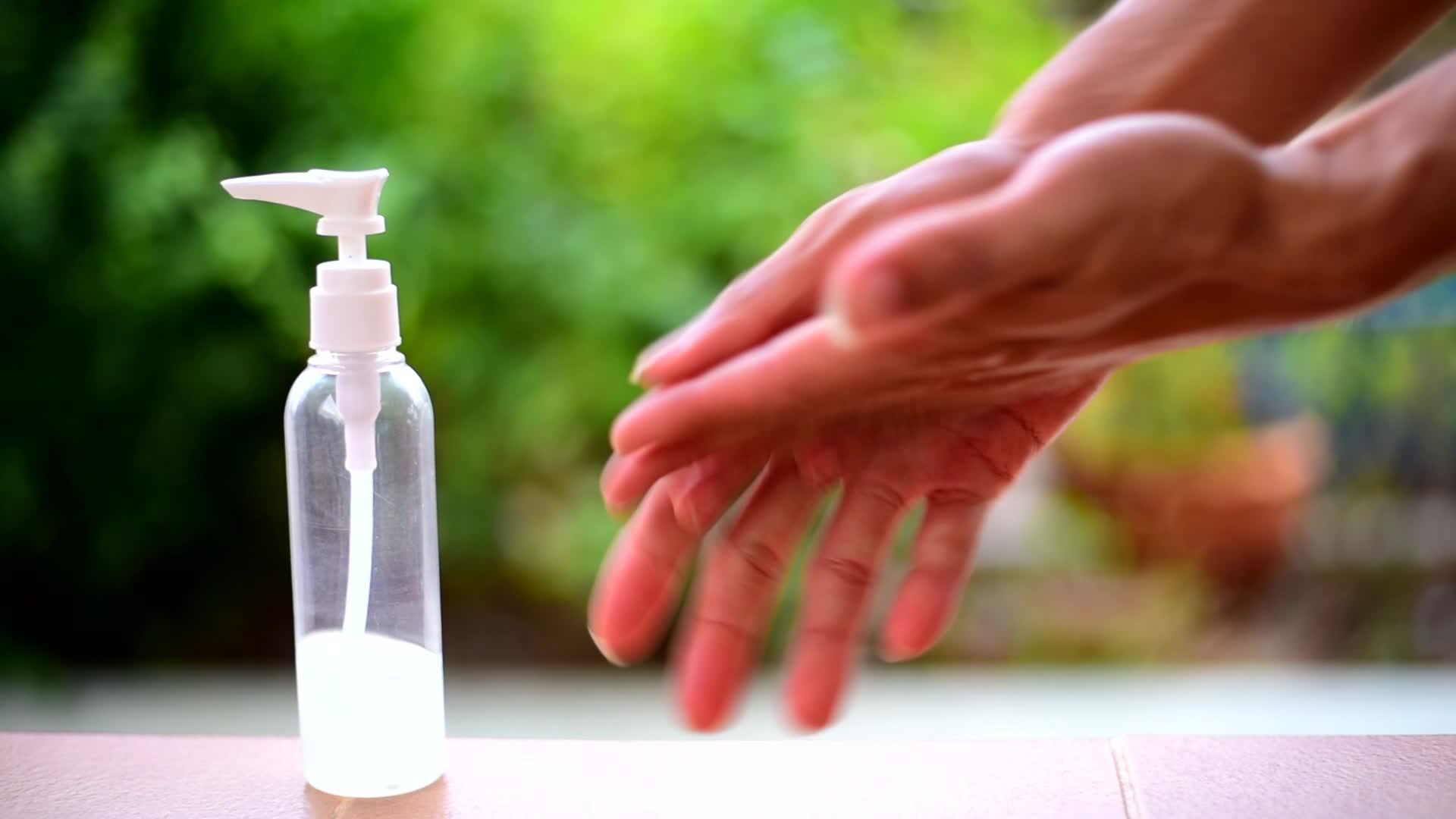 用洗涤剂凝胶洗手清洁科罗纳的手视频的预览图