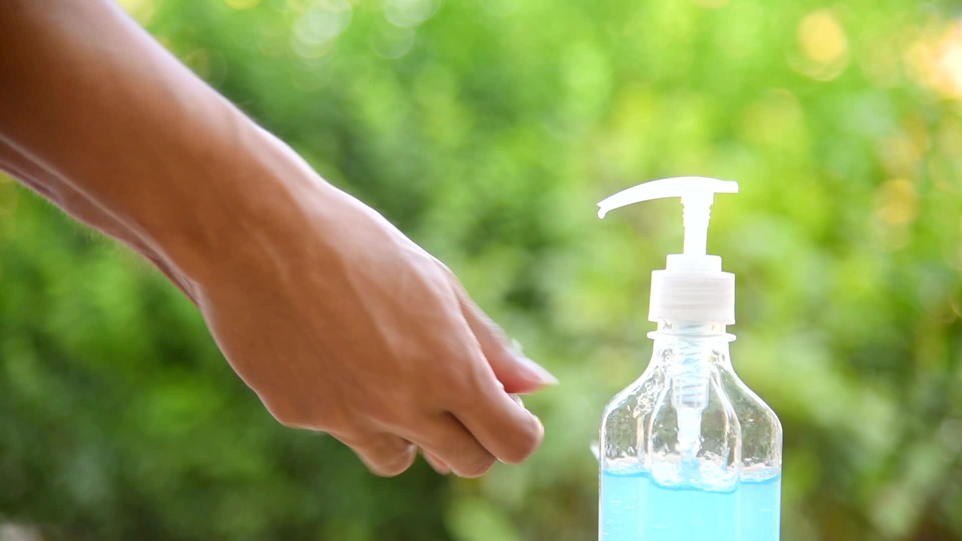 用洗涤剂凝胶洗手清洁科罗纳的手视频的预览图
