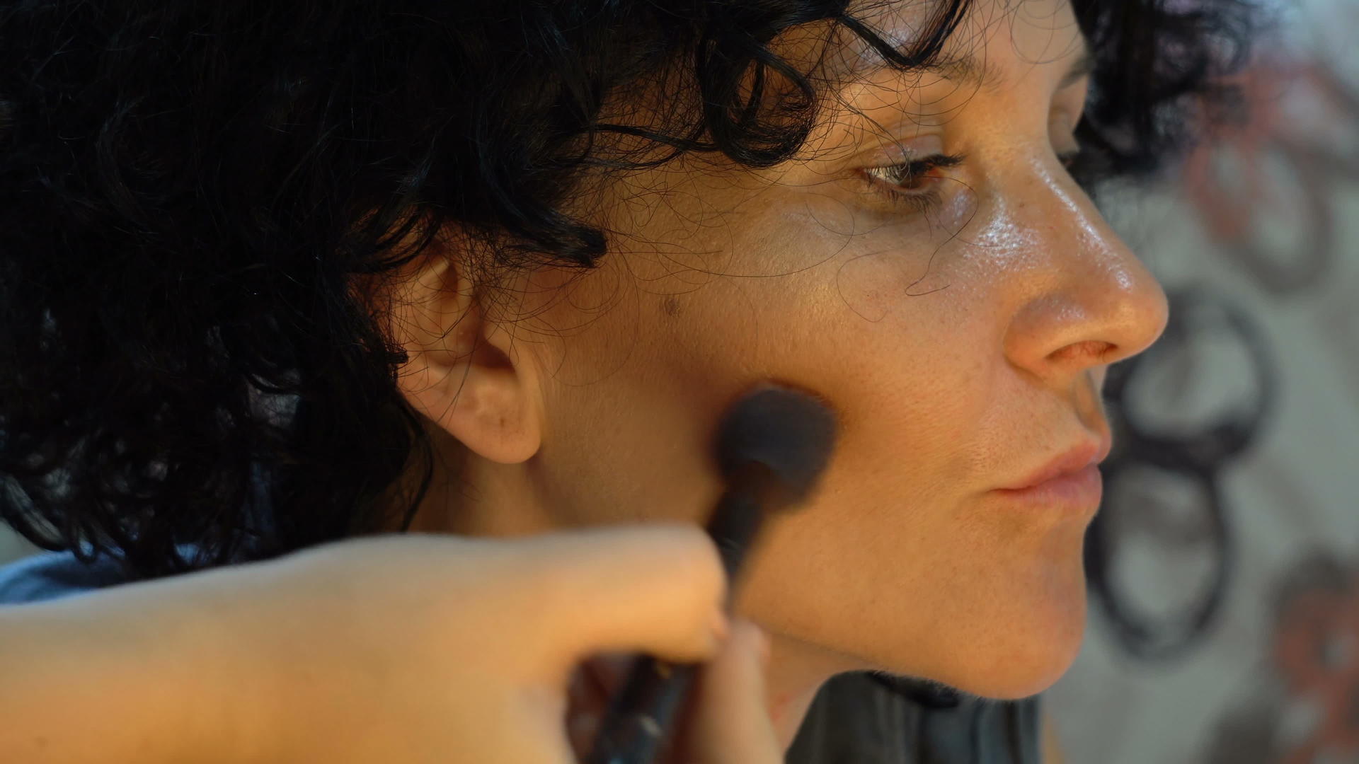 化妆师在黑发女人的脸上化妆视频的预览图